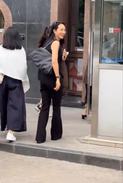 朱丹現身街頭被偶遇，無濾鏡狀態佳，提及老公甜蜜羞澀
