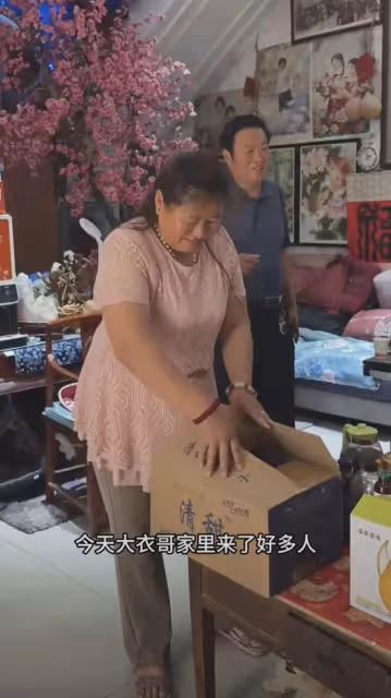 大衣哥終於揚眉吐氣,準備給孫子辦滿月宴,家裡提前來了好多人