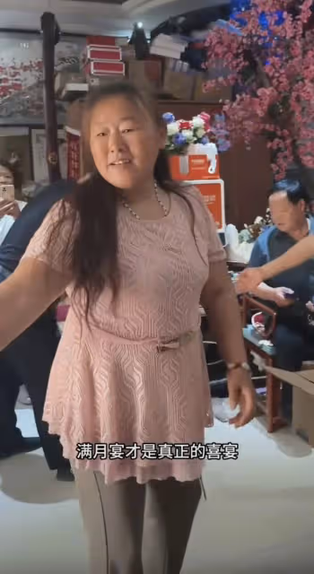 大衣哥終於揚眉吐氣,準備給孫子辦滿月宴,家裡提前來了好多人