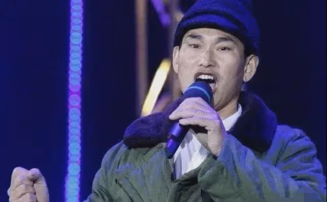 大衣哥終於揚眉吐氣,準備給孫子辦滿月宴,家裡提前來了好多人