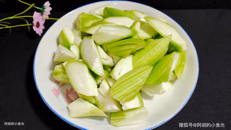 絲瓜和它絕配,花錢不多吃得香!沒食慾時炒這一盤,一口軟嫩、滿口多汁