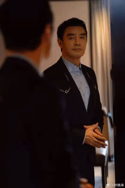 TVB新劇樂壇大佬驚喜加入,飾演馬國明父親,有望成為《新聞女王》第二