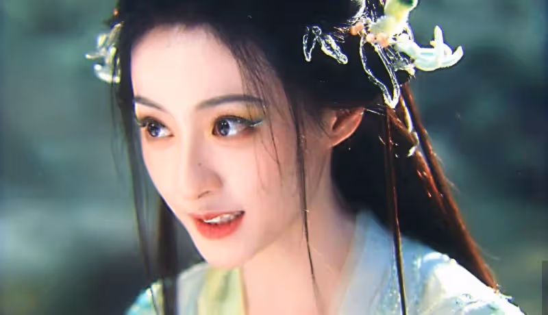 頂著一張「面癱臉」卻非要演「第一美女」,出場就被女角「艷壓」