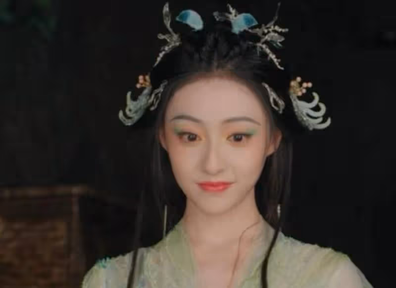 頂著一張「面癱臉」卻非要演「第一美女」,出場就被女角「艷壓」
