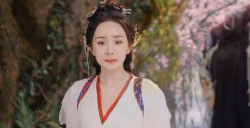 頂著一張「面癱臉」卻非要演「第一美女」,出場就被女角「艷壓」