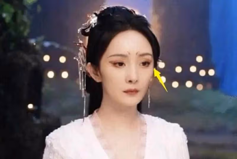 頂著一張「面癱臉」卻非要演「第一美女」,出場就被女角「艷壓」