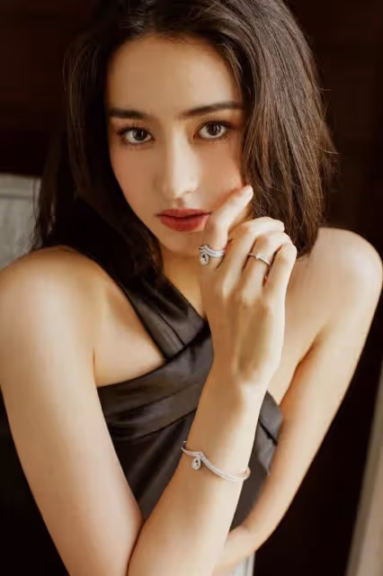 肖戰版《射鵰》《愛有天意》中德混血美女李宛妲撞臉黎姿