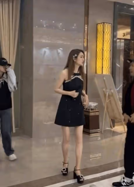 53歲TVB前女星大露白滑長腿,網友驚嘆!與內地男星多次傳婚變