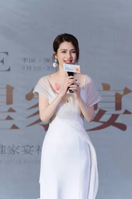 53歲TVB前女星大露白滑長腿,網友驚嘆!與內地男星多次傳婚變