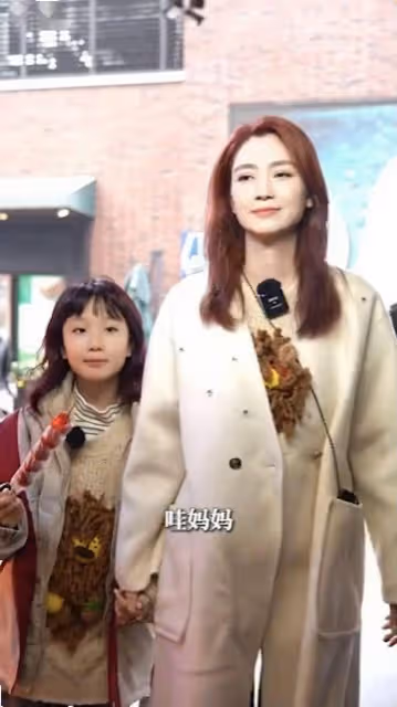 53歲TVB前女星大露白滑長腿,網友驚嘆!與內地男星多次傳婚變