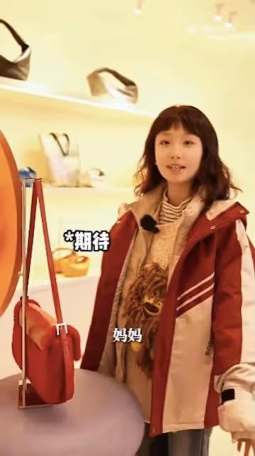 53歲TVB前女星大露白滑長腿,網友驚嘆!與內地男星多次傳婚變