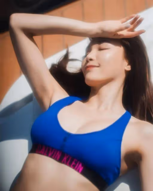 34歲TVB女星大曬藍色比基尼,火辣身材獲網友點贊!與這位艷星居然是姑侄