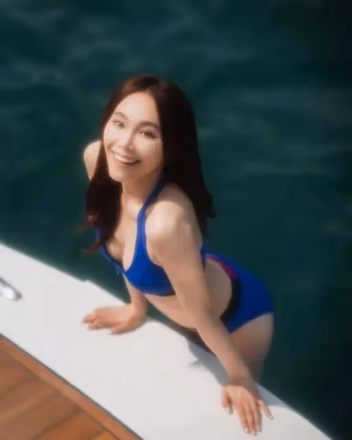 34歲TVB女星大曬藍色比基尼,火辣身材獲網友點贊!與這位艷星居然是姑侄