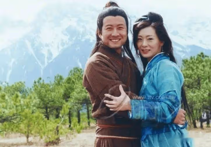 34歲TVB女星大曬藍色比基尼,火辣身材獲網友點贊!與這位艷星居然是姑侄