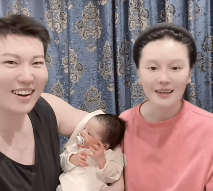 球球兒子已18斤！側臉超像姥爺趙本山，與舅舅睡一起慘被呼嚕吵醒
