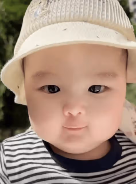 球球兒子已18斤！側臉超像姥爺趙本山，與舅舅睡一起慘被呼嚕吵醒