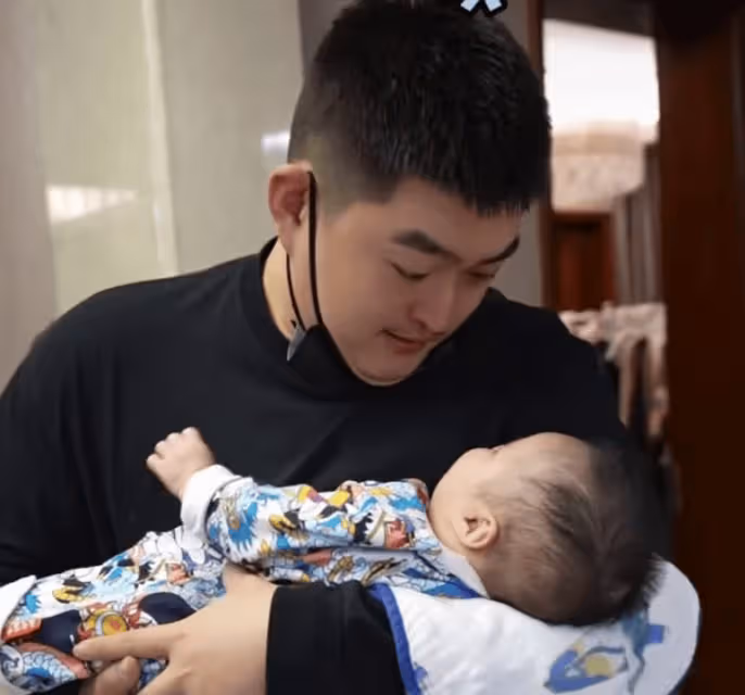 球球兒子已18斤！側臉超像姥爺趙本山，與舅舅睡一起慘被呼嚕吵醒