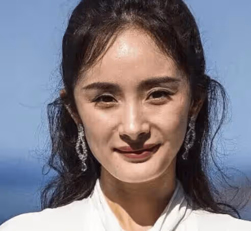 楊冪年紀不算大卻提前衰老,流量降低演技被罵,37歲的她有種力不從心的感覺