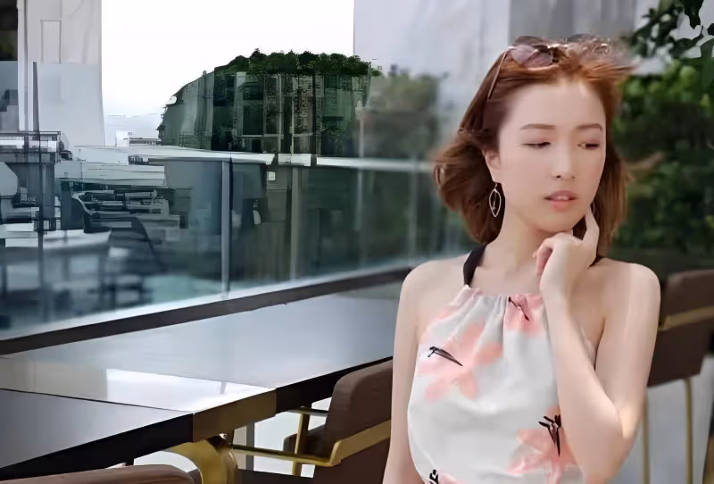 港姐郭嘉文近照顯壯碩,髮際線稀疏嘴型怪異!被質疑已懷孕生子