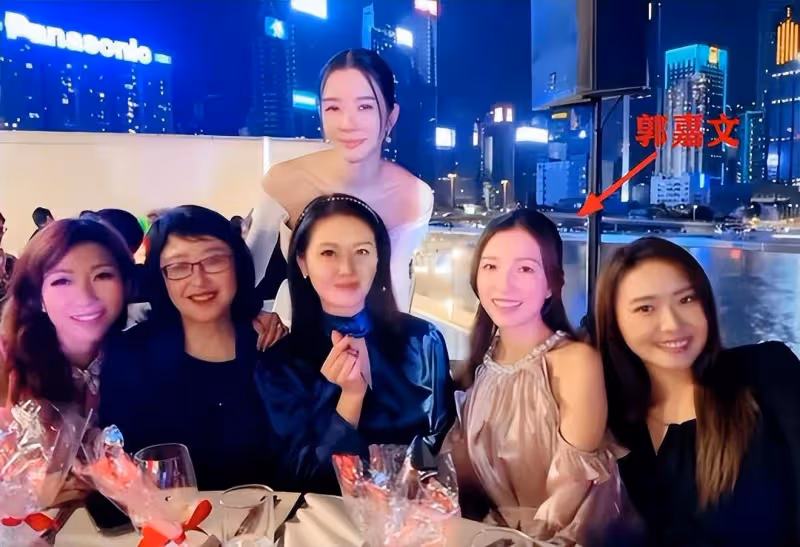 港姐郭嘉文近照顯壯碩,髮際線稀疏嘴型怪異!被質疑已懷孕生子