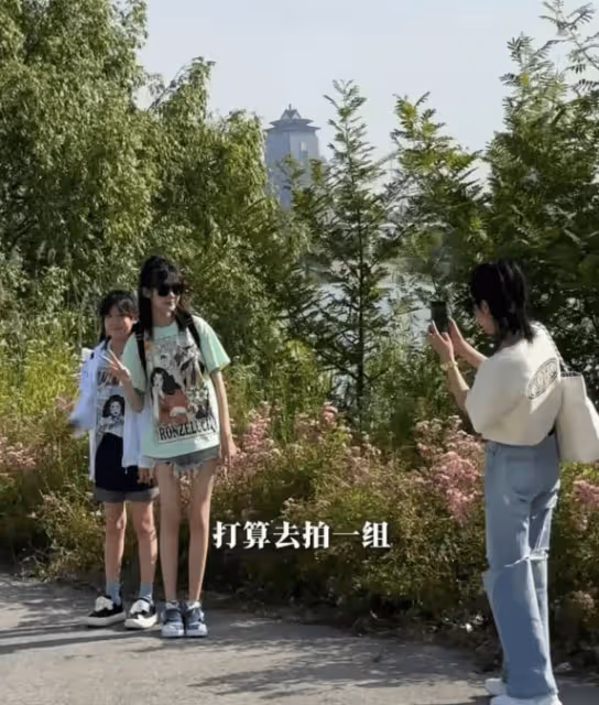 陸毅曬家中「三姐妹」,鮑蕾摟倆女兒出鏡,15歲貝兒身材惹人羨