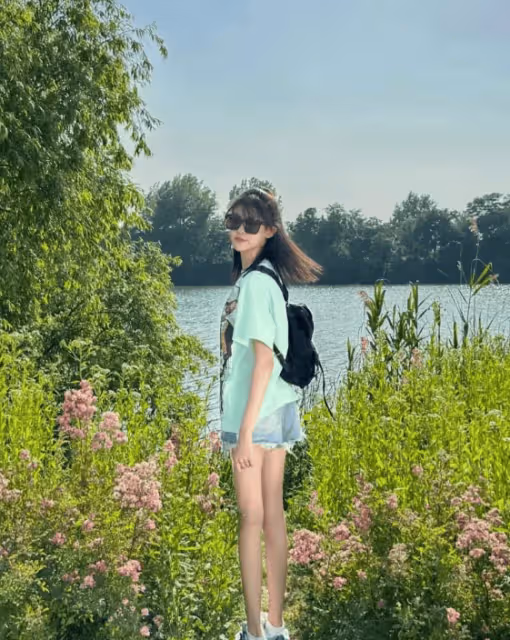 陸毅曬家中「三姐妹」,鮑蕾摟倆女兒出鏡,15歲貝兒身材惹人羨