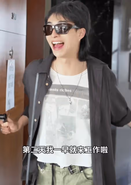 恩利探班媽媽,伊能靜開心極了,母子似朋友相處方式,引網友羨慕
