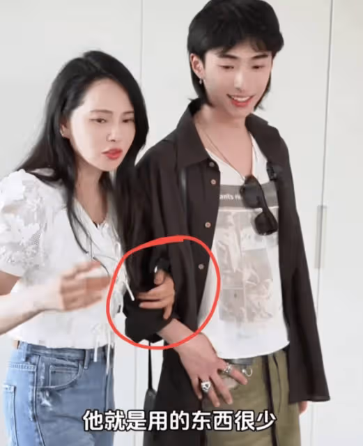 恩利探班媽媽,伊能靜開心極了,母子似朋友相處方式,引網友羨慕
