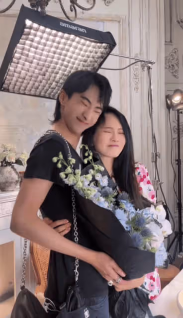 恩利探班媽媽,伊能靜開心極了,母子似朋友相處方式,引網友羨慕