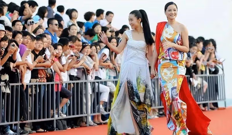 46歲苗圃攜手51歲瞿穎輸太狠！同穿露肩斜邊裙，一個村花，一個超模