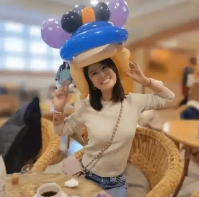林心如幫女兒過生日,46歲的她頭戴氣球似少女,被愛情滋潤的女人活的都美麗