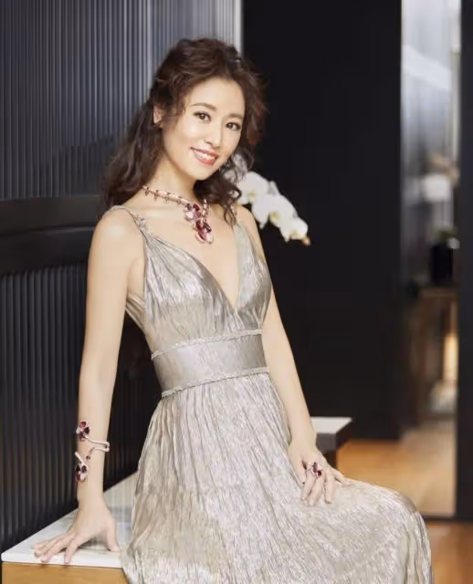 林心如幫女兒過生日,46歲的她頭戴氣球似少女,被愛情滋潤的女人活的都美麗