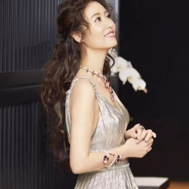 林心如幫女兒過生日,46歲的她頭戴氣球似少女,被愛情滋潤的女人活的都美麗