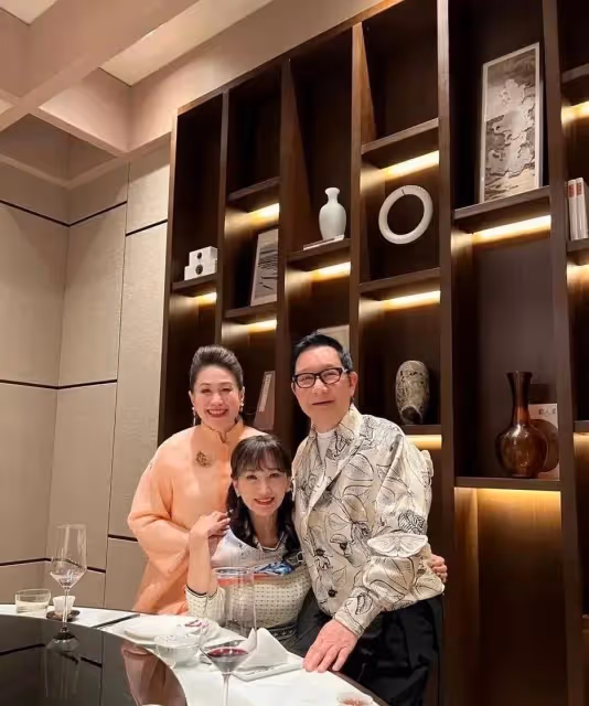 69歲趙雅芝生圖罕見曝光!臉像少女手卻像奶奶,穿米色長裙清雅溫婉太有女神范