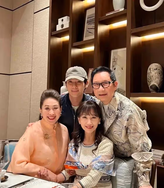 69歲趙雅芝生圖罕見曝光!臉像少女手卻像奶奶,穿米色長裙清雅溫婉太有女神范
