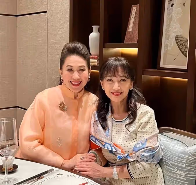 69歲趙雅芝生圖罕見曝光!臉像少女手卻像奶奶,穿米色長裙清雅溫婉太有女神范