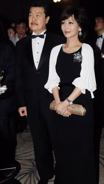 69歲趙雅芝生圖罕見曝光!臉像少女手卻像奶奶,穿米色長裙清雅溫婉太有女神范