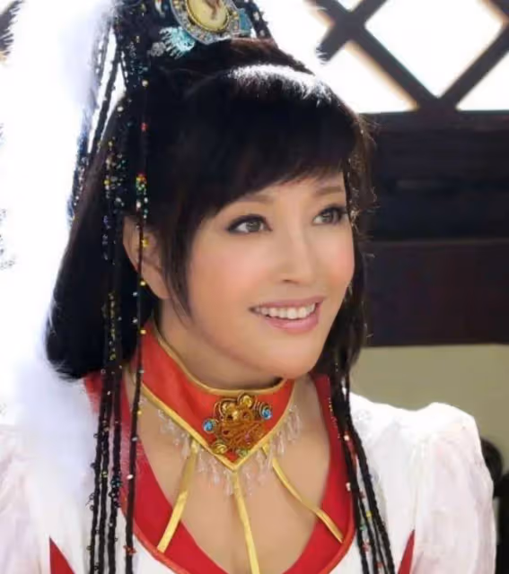 劉曉慶太敢穿了,超短裙、麻花辮,和82歲丈夫同框如兩代人,看的我都心動了