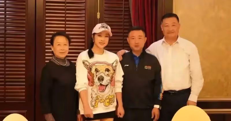 劉曉慶太敢穿了,超短裙、麻花辮,和82歲丈夫同框如兩代人,看的我都心動了