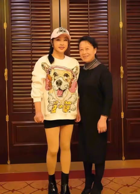 劉曉慶太敢穿了,超短裙、麻花辮,和82歲丈夫同框如兩代人,看的我都心動了