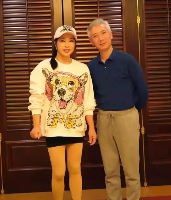 劉曉慶太敢穿了,超短裙、麻花辮,和82歲丈夫同框如兩代人,看的我都心動了
