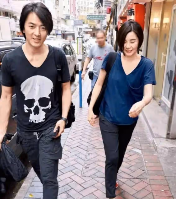 鄭伊健老婆太性感了,49歲穿女僕裝,身材苗條,鄭伊健有福了