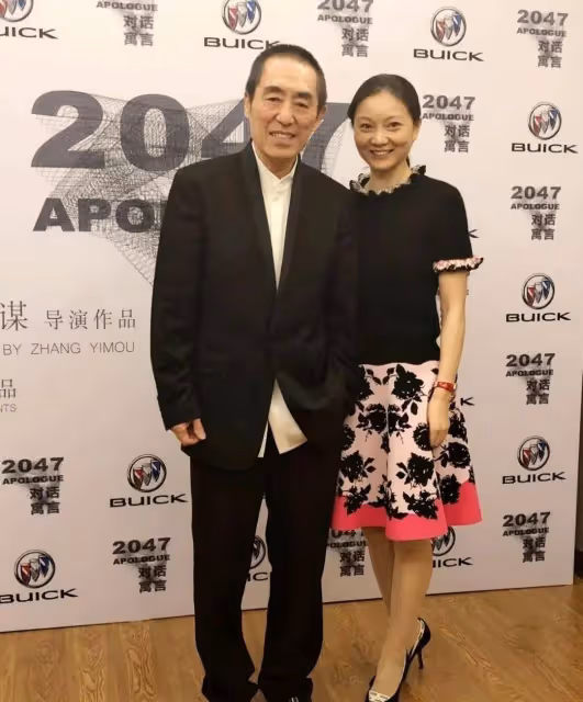 張藝謀小31歲嬌妻和婆婆合照,穿搭「土氣」靠邊站,不搶婆婆風頭