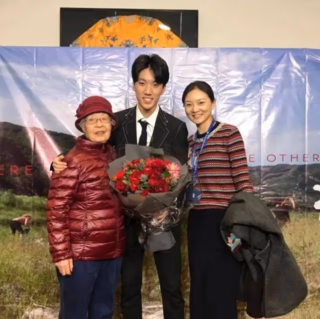 張藝謀小31歲嬌妻和婆婆合照,穿搭「土氣」靠邊站,不搶婆婆風頭
