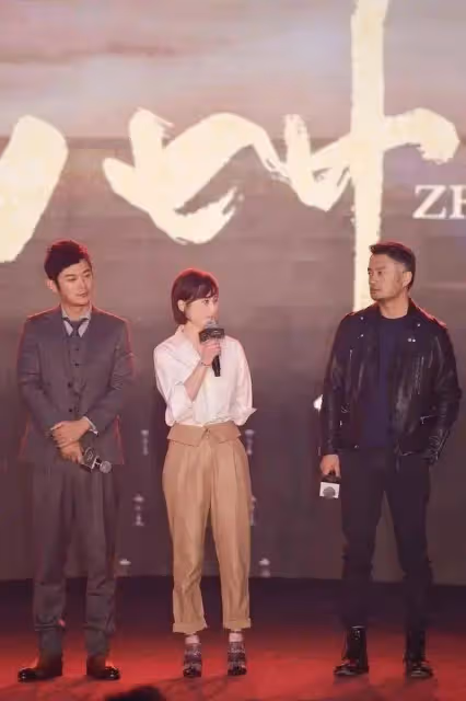 蔣勤勤帶火了美拉德新穿法：白襯衫+九分褲+短髮，時髦高級又優雅