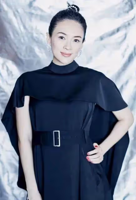 章子怡離婚後放飛自我，穿黑裙狀態回春，國外度假真鬆弛！
