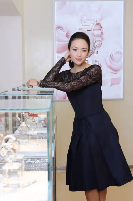 章子怡離婚後放飛自我,穿黑裙狀態回春,國外度假真鬆弛!