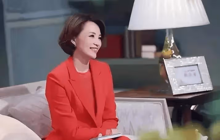 從央視一姐到查無此人,賣房為夫還債的董卿,如何上演被兩個男人毀掉的一生?