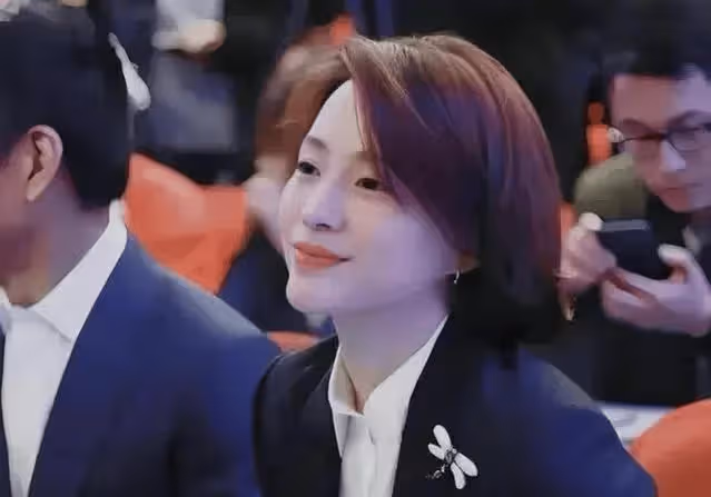 從央視一姐到查無此人,賣房為夫還債的董卿,如何上演被兩個男人毀掉的一生?