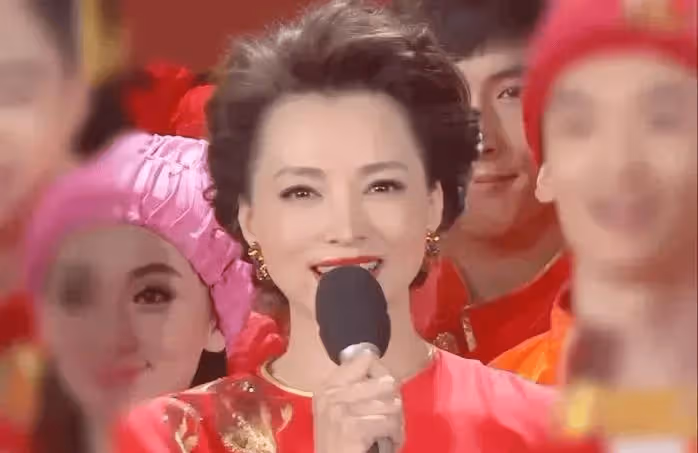 從央視一姐到查無此人,賣房為夫還債的董卿,如何上演被兩個男人毀掉的一生?